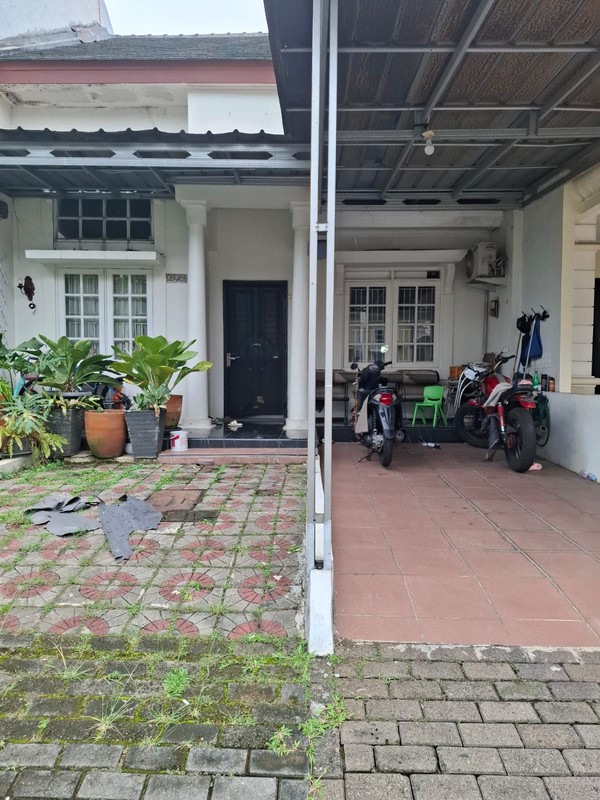 Good Deal! Rumah Cantik Satu Seperempat Lantai di Kota Wisata 