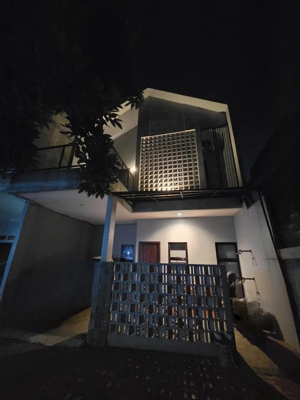 Best Deal. Rumah modern Taman Buaran Indah, Serua