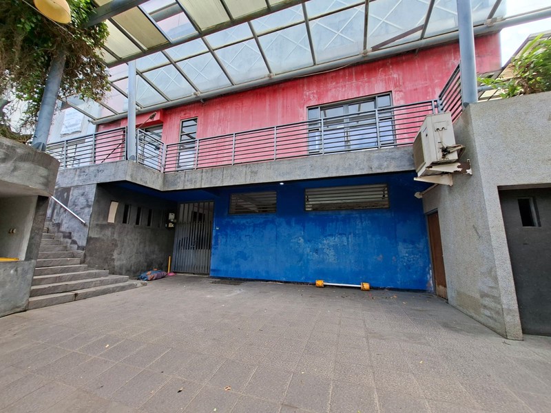 Rumah Hoek Mitra Gading Villa, Rumah bisa untuk usaha atau tempat tinggal Lokasi sangat strategis