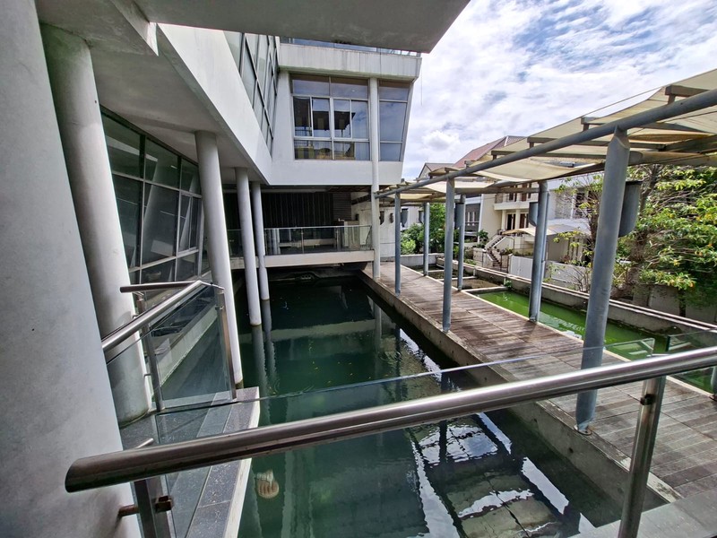 Rumah Hoek Mitra Gading Villa, Rumah bisa untuk usaha atau tempat tinggal Lokasi sangat strategis