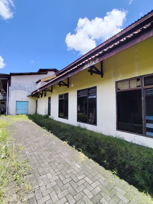 Disewakan Kompleks Kantor & Gudang Luas di Sonosewu Parkir 15 Mobil, Ngestiharjo, Kasihan, Bantul