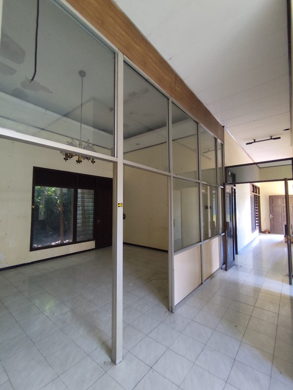 Disewakan Kompleks Kantor & Gudang Luas di Sonosewu Parkir 15 Mobil, Ngestiharjo, Kasihan, Bantul