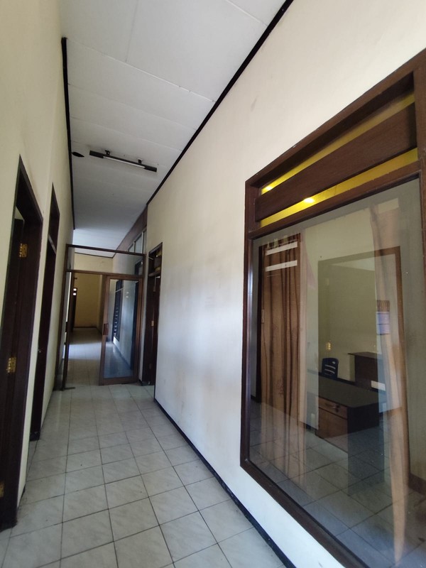 Disewakan Kompleks Kantor & Gudang Luas di Sonosewu Parkir 15 Mobil, Ngestiharjo, Kasihan, Bantul