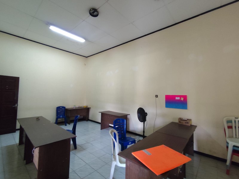 Disewakan Kompleks Kantor & Gudang Luas di Sonosewu Parkir 15 Mobil, Ngestiharjo, Kasihan, Bantul