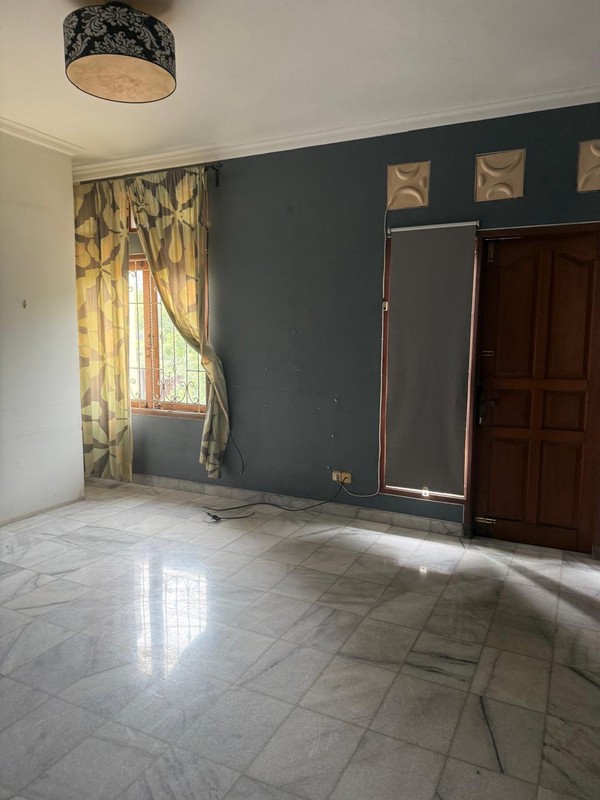 Rumah Luas Dalam Komplek Asri Lingkungan Tenang di Cirendeu