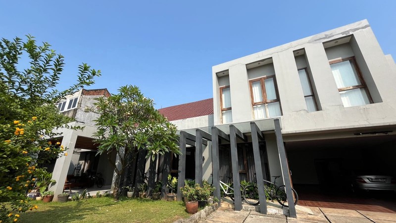 Rumah Besar dan Luas, Bangunan 2 Lantai, Komplek Deplu, Cidodol, Kebayoran Lama Jakarta Selatan