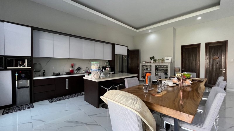 Rumah Besar dan Luas, Bangunan 2 Lantai, Komplek Deplu, Cidodol, Kebayoran Lama Jakarta Selatan