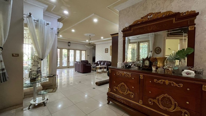 Rumah Besar Lokasi Strategis di Tebet Timur Jakarta Selatan