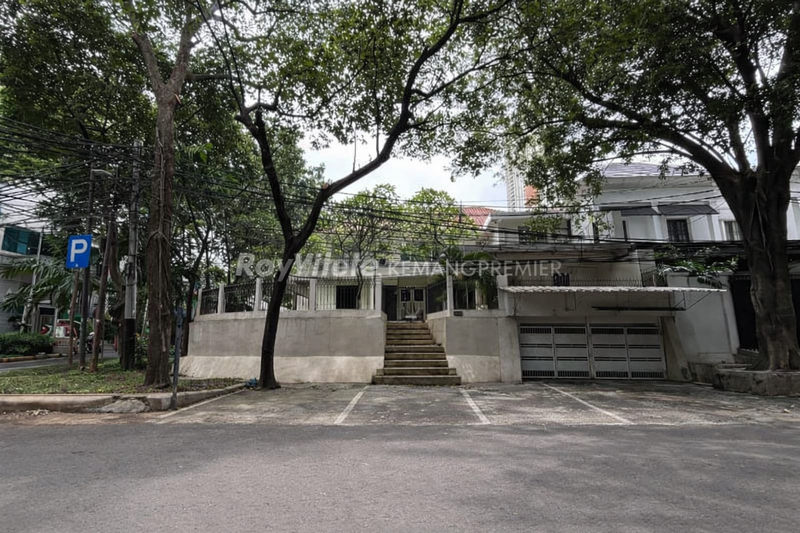 Rumah Strategis Poisisi Hook Jl.Kerinci Raya Kebayoran Baru, Jakarta Selatan