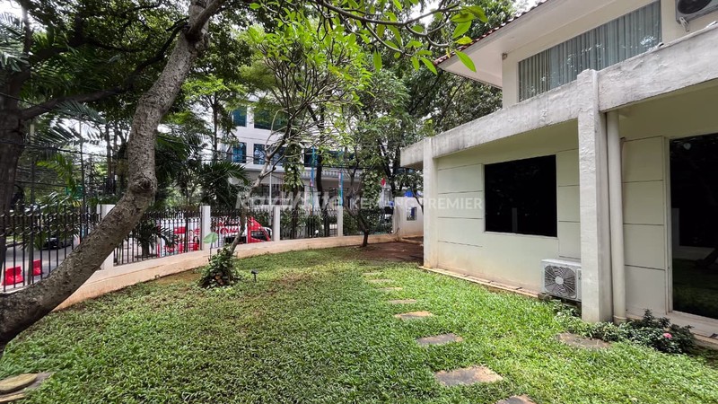 Rumah Strategis Poisisi Hook Jl.Kerinci Raya Kebayoran Baru, Jakarta Selatan