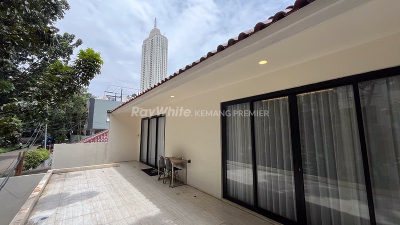 Rumah Strategis Poisisi Hook Jl.Kerinci Raya Kebayoran Baru, Jakarta Selatan