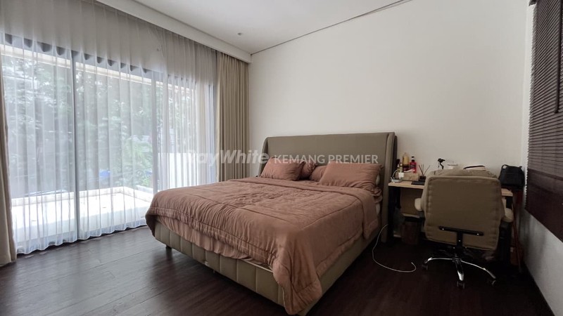 Rumah Strategis Poisisi Hook Jl.Kerinci Raya Kebayoran Baru, Jakarta Selatan