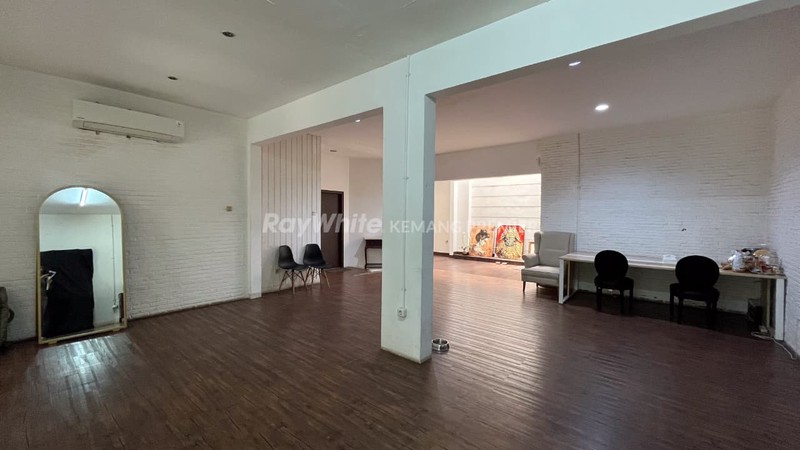 Rumah Strategis Poisisi Hook Jl.Kerinci Raya Kebayoran Baru, Jakarta Selatan