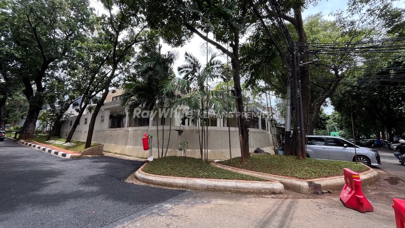 Rumah Strategis Poisisi Hook Jl.Kerinci Raya Kebayoran Baru, Jakarta Selatan