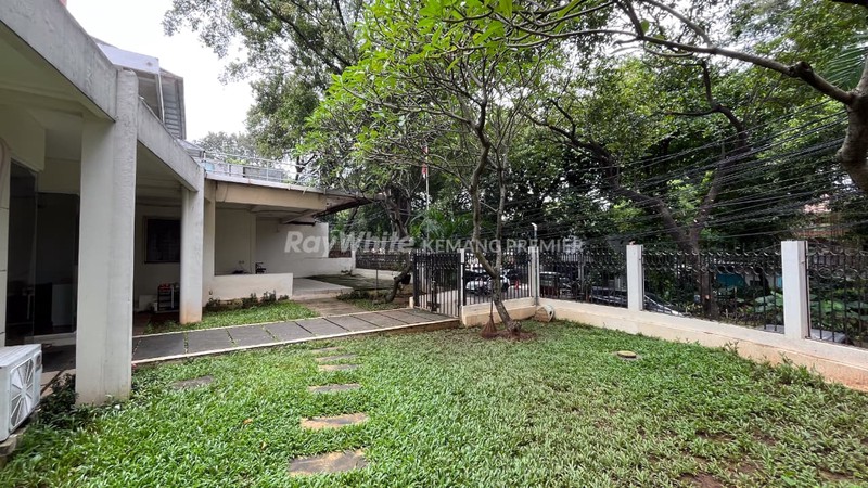 Rumah Strategis Poisisi Hook Jl.Kerinci Raya Kebayoran Baru, Jakarta Selatan