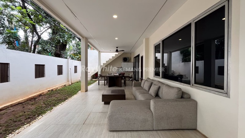 Rumah Strategis Poisisi Hook Jl.Kerinci Raya Kebayoran Baru, Jakarta Selatan