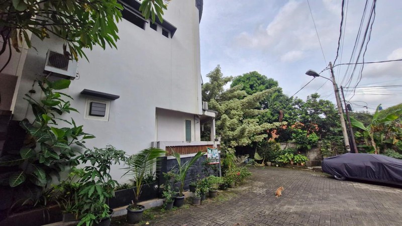 Dijual Rumah Siap Huni Cocok Untuk Usaha Lokasi Strategis Di Kebayoran Lama, Jakarta Selatan