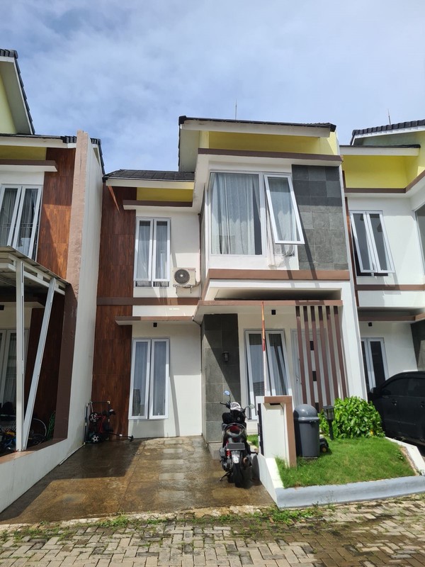 Rumah Minimalis, 2 Lantai Dalam Cluster beba banjir dekat ST Sudimara