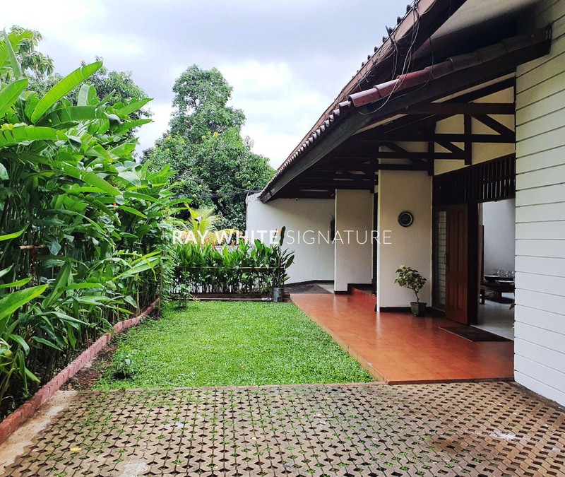 Rumah Mewah di Bangka VIII Area Tenang dan Nyaman