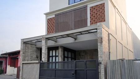 Rumah 3 Lantai Modern Desain Elegan Fasad Mewah di Cirendeu Tangerang Selatan