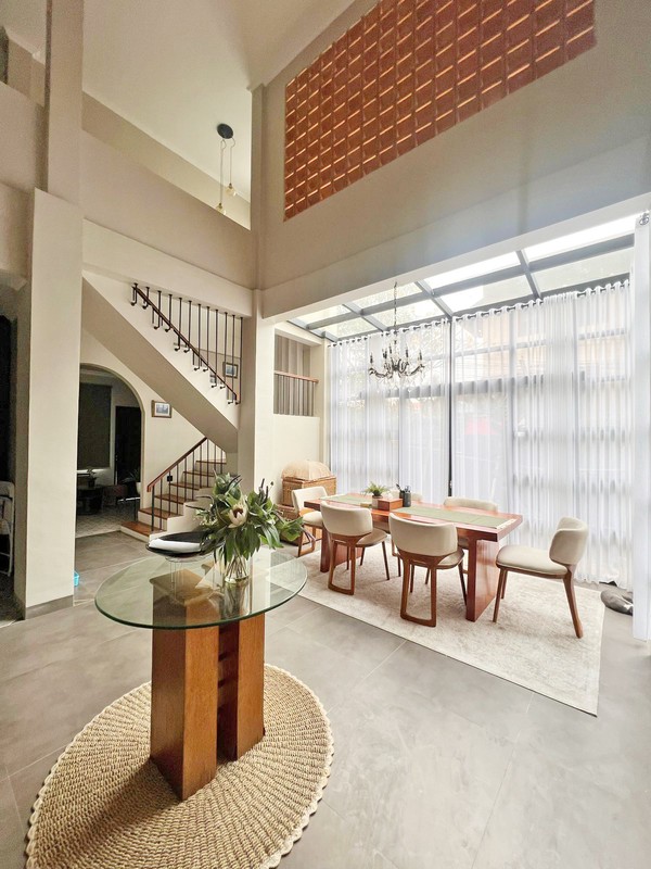 Rumah 3 Lantai Modern Desain Elegan Fasad Mewah di Cirendeu Tangerang Selatan