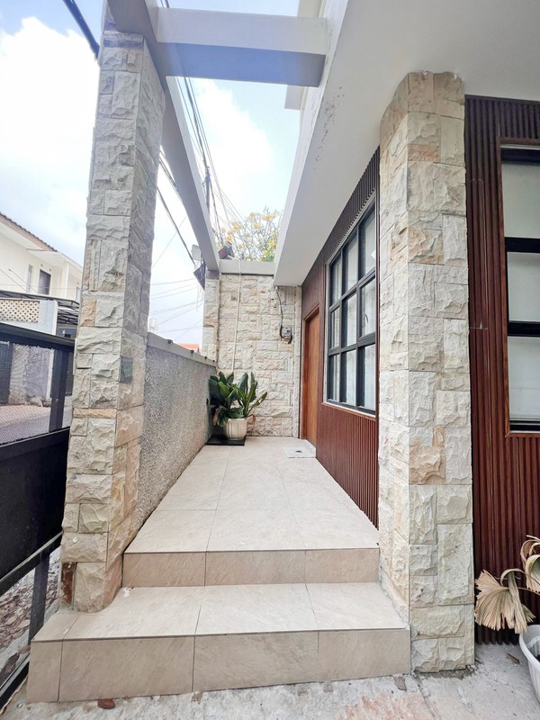 Rumah 3 Lantai Modern Desain Elegan Fasad Mewah di Cirendeu Tangerang Selatan