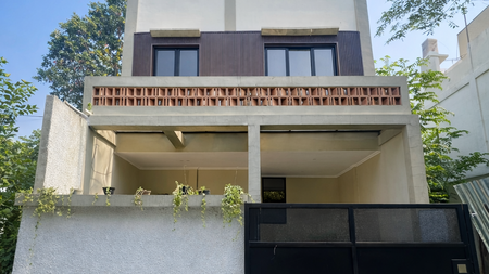 Rumah 3 Lantai Modern Minimalis - Fasad Unik di Cirendeu Tangerang Selatan