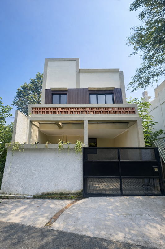 Rumah 3 Lantai Modern Minimalis - Fasad Unik di Cirendeu Tangerang Selatan