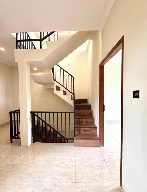 Rumah 3 Lantai Modern Minimalis - Fasad Unik di Cirendeu Tangerang Selatan