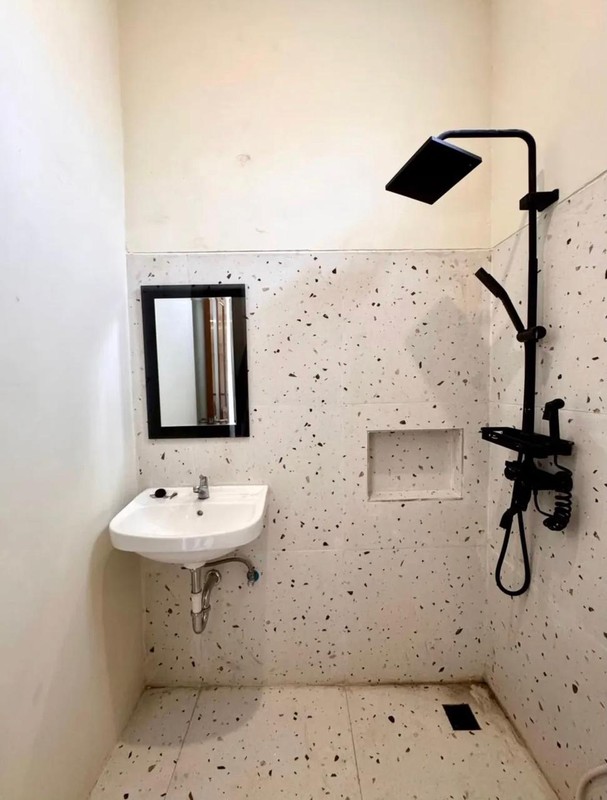 Rumah 3 Lantai Modern Minimalis - Fasad Unik di Cirendeu Tangerang Selatan