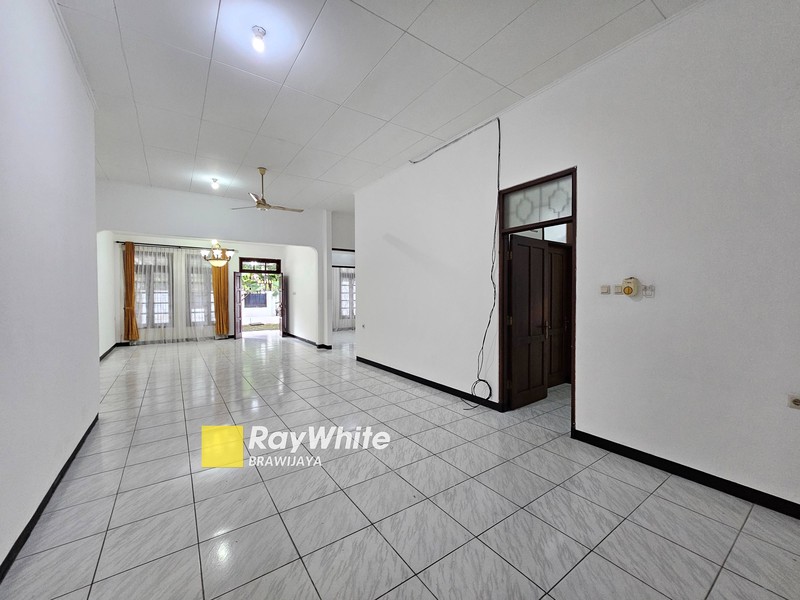 Rumah di Senopati, Kebayoran Baru, dekat SCBD, view taman, bisa sewa buat Silent Office