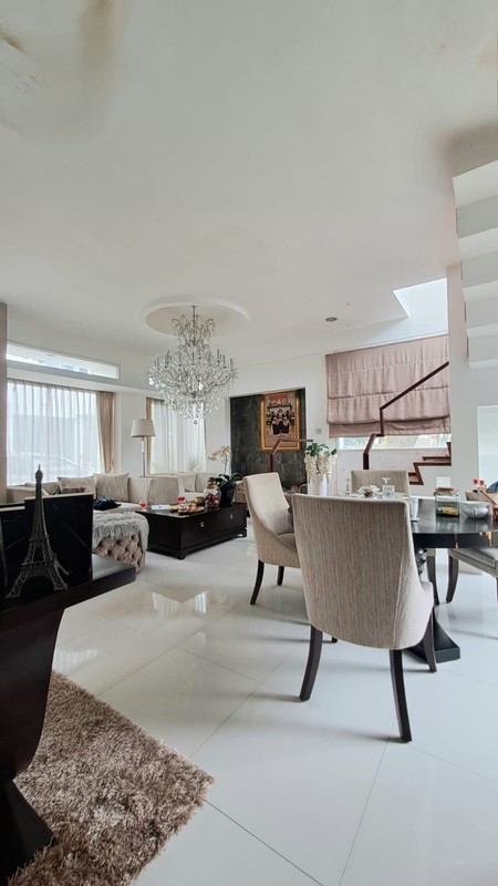 Rumah Ekslusif 2 Lantai Siap Huni Ada Carport Basement, Rooftop, Balcony @Ciputat (SHM)