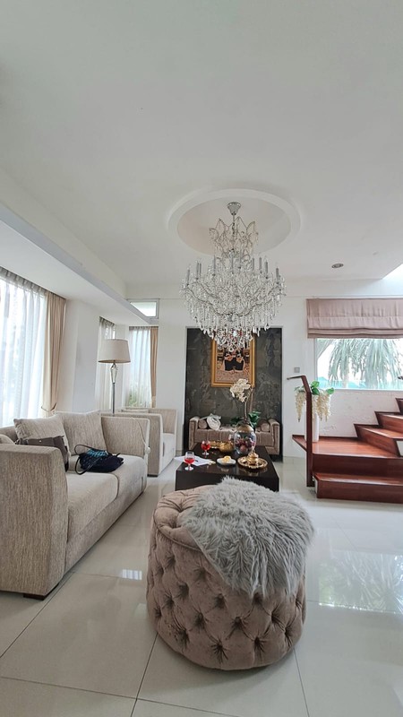 Rumah Ekslusif 2 Lantai Siap Huni Ada Carport Basement, Rooftop, Balcony @Ciputat (SHM)