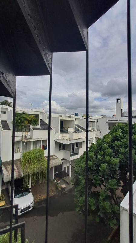 Rumah Ekslusif 2 Lantai Siap Huni Ada Carport Basement, Rooftop, Balcony @Ciputat (SHM)