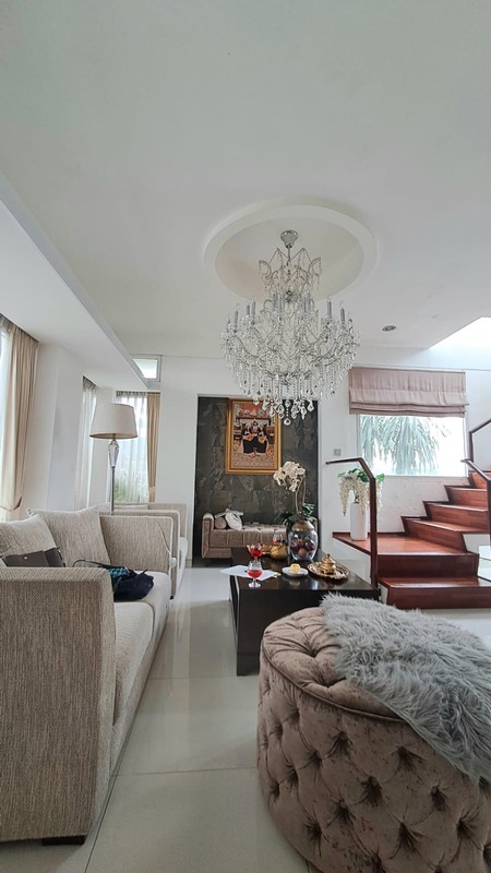 Rumah Ekslusif 2 Lantai Siap Huni Ada Carport Basement, Rooftop, Balcony @Ciputat (SHM)