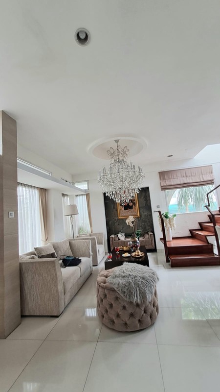 Rumah Ekslusif 2 Lantai Siap Huni Ada Carport Basement, Rooftop, Balcony @Ciputat (SHM)