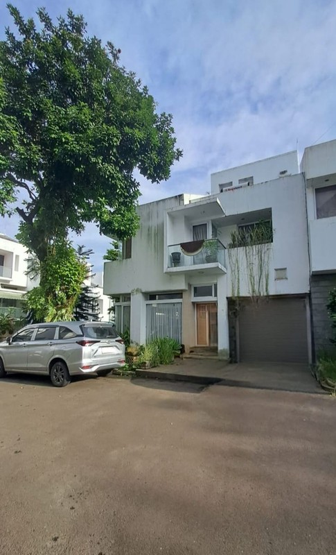 Rumah Ekslusif 2 Lantai Siap Huni Ada Carport Basement, Rooftop, Balcony @Ciputat (SHM).