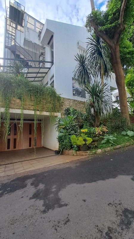 Rumah Ekslusif 2 Lantai Siap Huni Ada Carport Basement, Rooftop, Balcony @Ciputat (SHM).