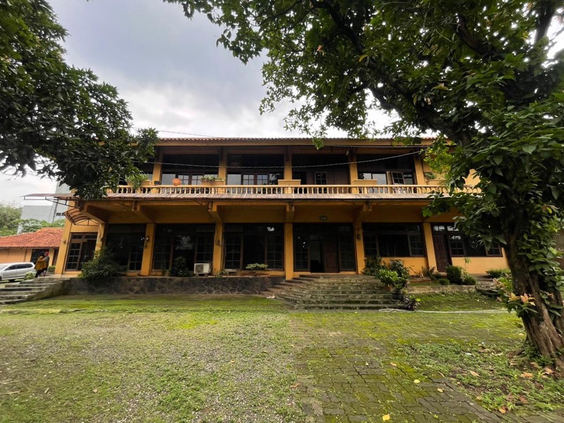 Disewakan Tanah 3.849 m² + Bangunan Besar di Jalur Busway Warung Buncit Jakarta Selatan-Cocok Sekolah / Sport Center / Komersial