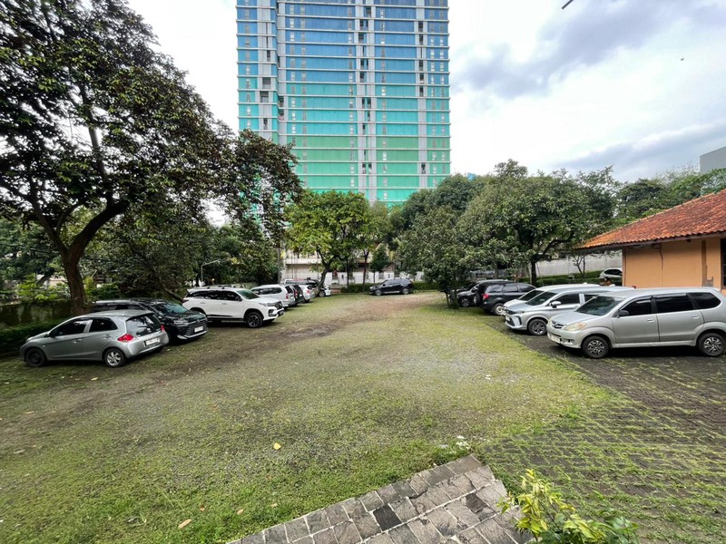 Disewakan Tanah 3.849 m² + Bangunan Besar di Jalur Busway Warung Buncit Jakarta Selatan-Cocok Sekolah / Sport Center / Komersial
