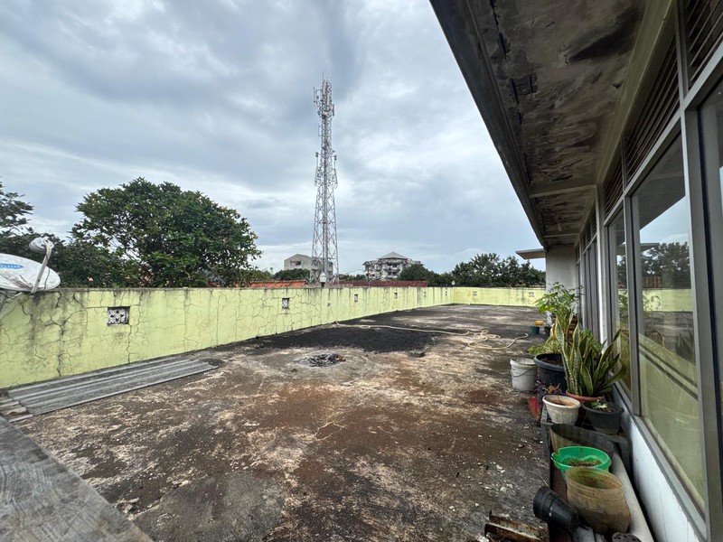 Jual Cepat! Rumah Besar di Sawangan - bisa untuk Gudang, Klinik, Kost