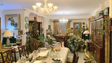 Pesona rumah lama yang elok. Teduh & nyaman di daerah elite Sutan Syahrir, Menteng. Luas 722 m2. Jalan depan rumah lebar.