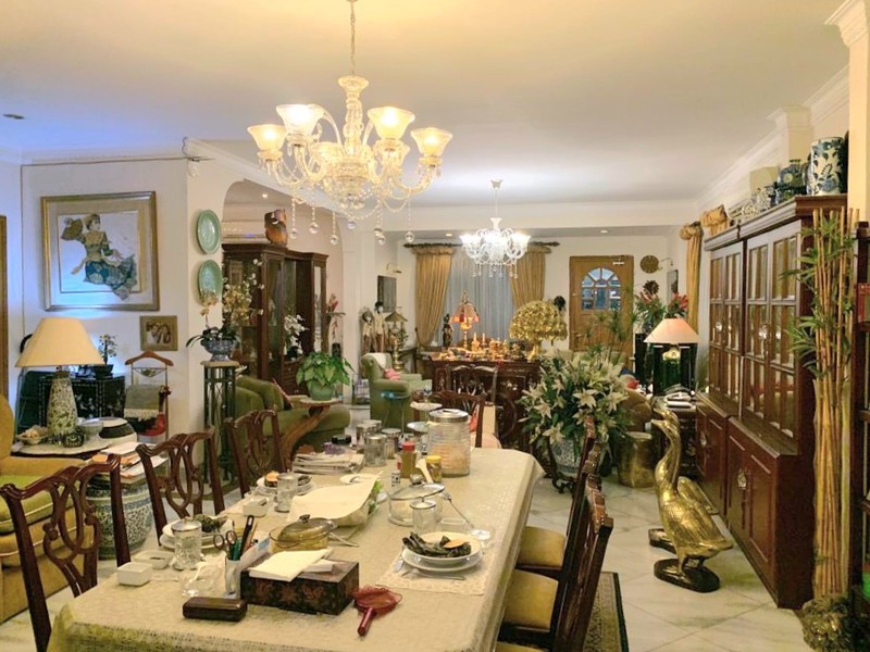 Pesona rumah lama yang elok. Teduh & nyaman di daerah elite Sutan Syahrir, Menteng. Luas 722 m2. Jalan depan rumah lebar.