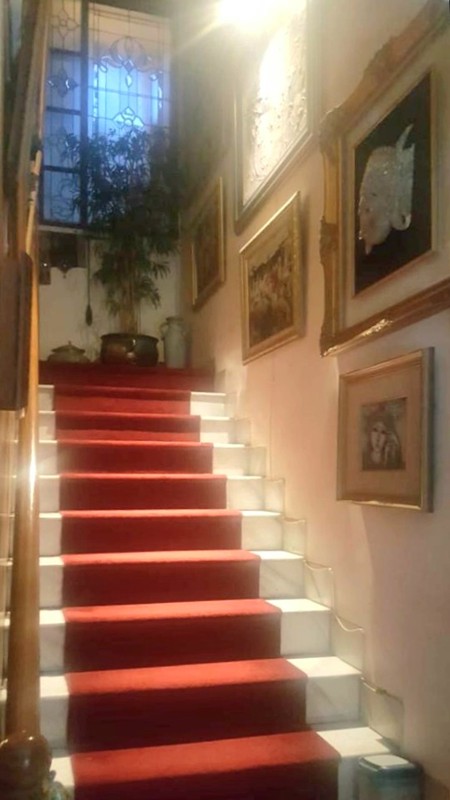 Pesona rumah lama yang elok. Teduh & nyaman di daerah elite Sutan Syahrir, Menteng. Luas 722 m2. Jalan depan rumah lebar.