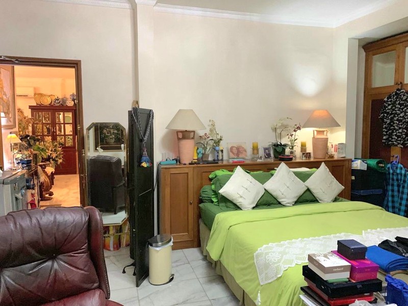 Pesona rumah lama yang elok. Teduh & nyaman di daerah elite Sutan Syahrir, Menteng. Luas 722 m2. Jalan depan rumah lebar.