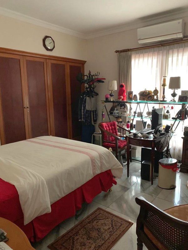 Pesona rumah lama yang elok. Teduh & nyaman di daerah elite Sutan Syahrir, Menteng. Luas 722 m2. Jalan depan rumah lebar.