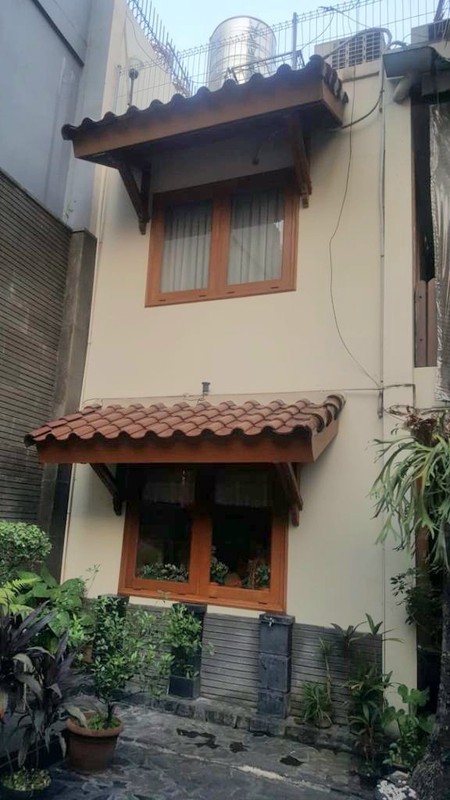 Pesona rumah lama yang elok. Teduh & nyaman di daerah elite Sutan Syahrir, Menteng. Luas 722 m2. Jalan depan rumah lebar.