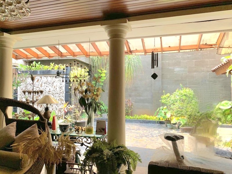 Pesona rumah lama yang elok. Teduh & nyaman di daerah elite Sutan Syahrir, Menteng. Luas 722 m2. Jalan depan rumah lebar.