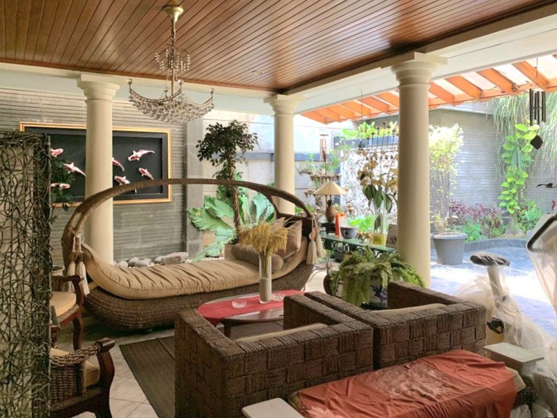 Pesona rumah lama yang elok. Teduh & nyaman di daerah elite Sutan Syahrir, Menteng. Luas 722 m2. Jalan depan rumah lebar.