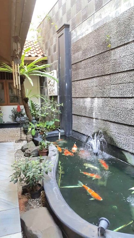 Pesona rumah lama yang elok. Teduh & nyaman di daerah elite Sutan Syahrir, Menteng. Luas 722 m2. Jalan depan rumah lebar.